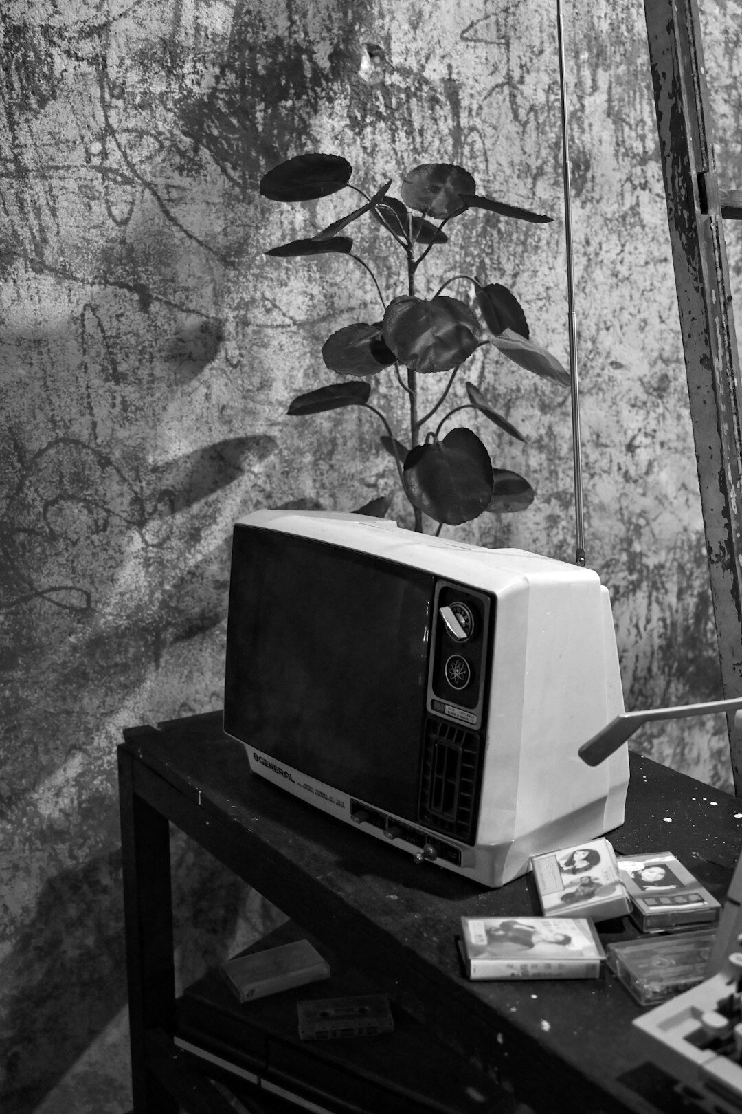 Farbenfrohes Fernsehstudio mit Regieraum und Monitoren aus den 1990er-Jahren