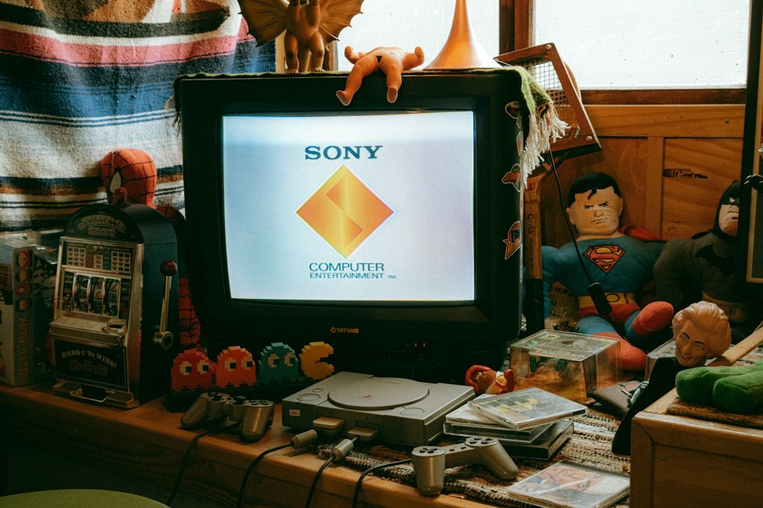 Alter Rohrenfernseher zeigt eine farbenfrohe Spielshow aus den 1980er-Jahren