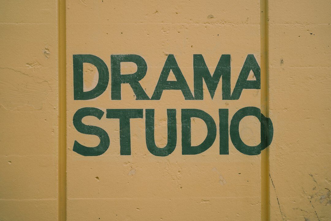 Kamerateam filmt eine Live-Sendung mit mehreren Fernsehkameras im Studio